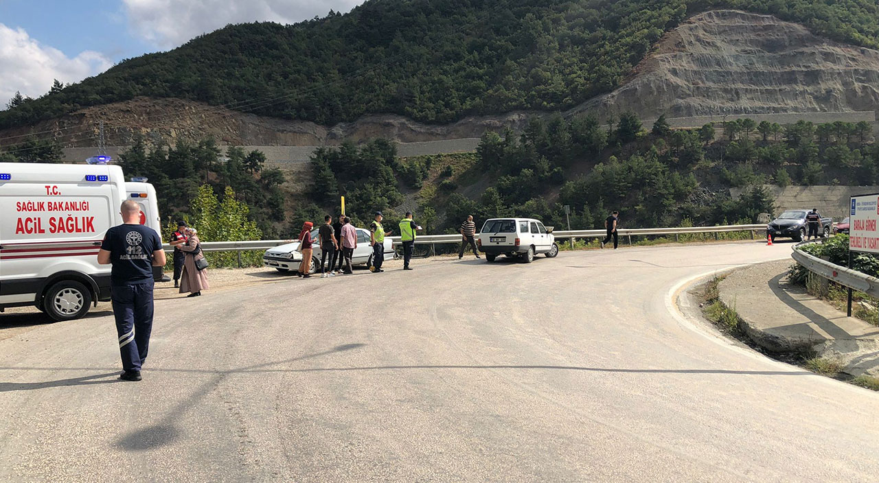 İki otomobil kafa kafaya çarpıştı! 7 kişi yaralandı