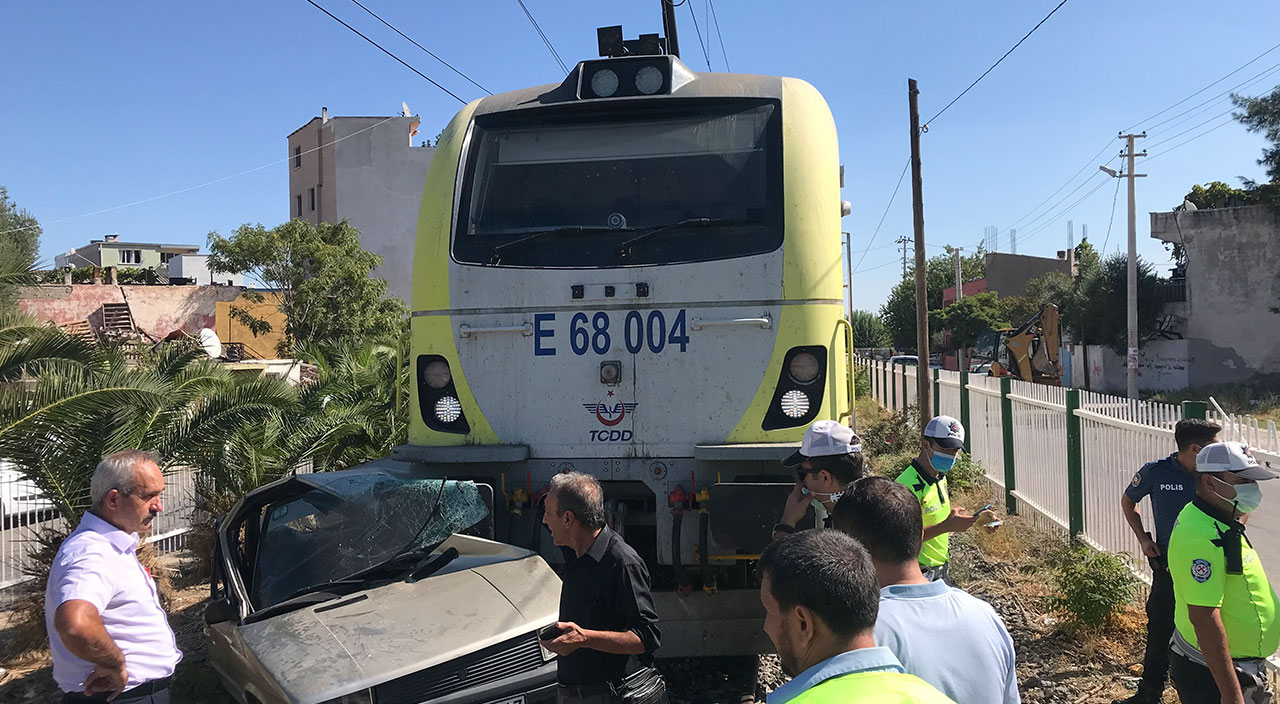 Trenle kafa kafaya çarpıştı! İçinden sağ çıktı