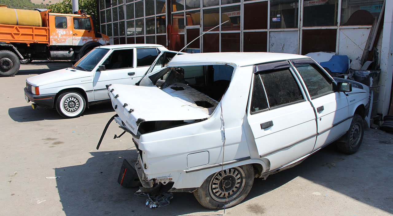 Direksiyon başında uyuyakaldı! Yol kenarındaki otomobile çarptı