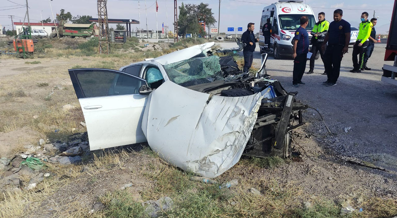 Tıra arkadan çarpan otomobil hurdaya döndü!