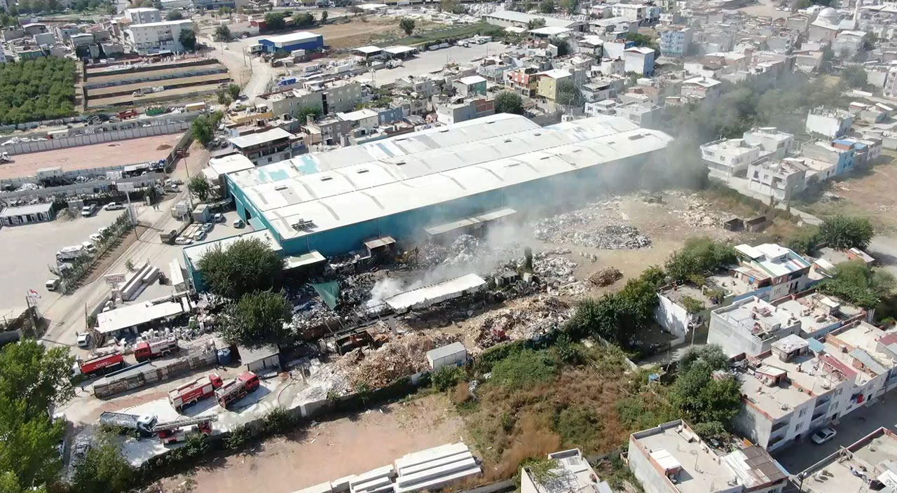 Dumanlar gökyüzünü siyaha boyadı