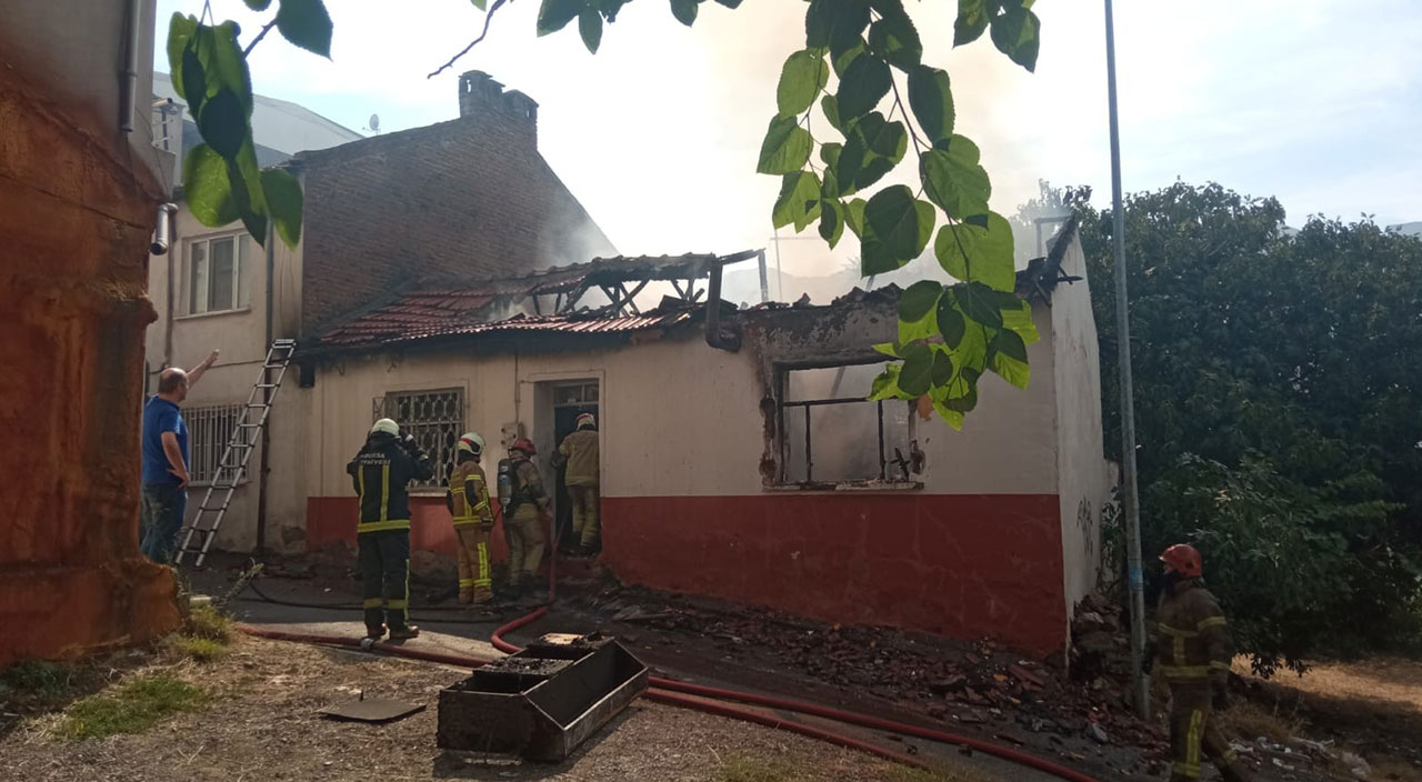 Madde bağımlısı evi yaktı! Mahalleli birbirine girdi