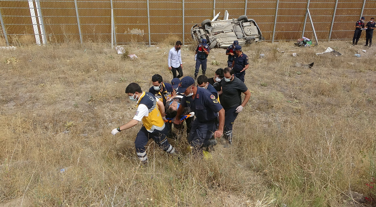 Otomobil şarampole yuvarlandı! Kazada 3'ü ağır 5 kişi yaralandı