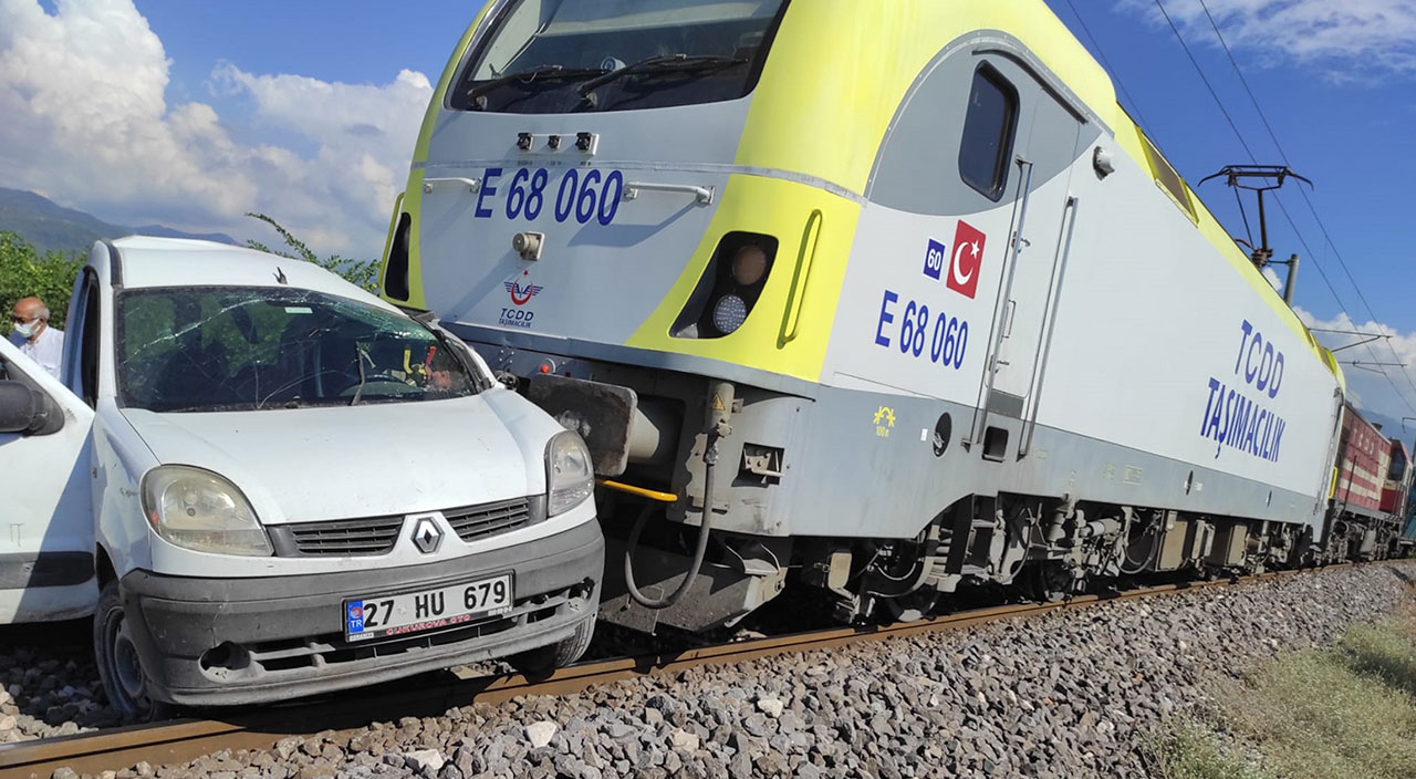 Hemzemin geçitte tren kazası! 2 kişi yaralandı