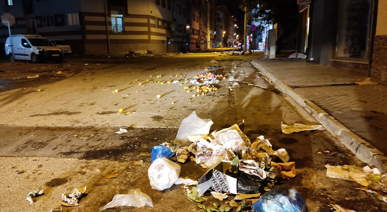 Pazarın ardından sokak çöplüğe döndü! Mahalleli isyan etti