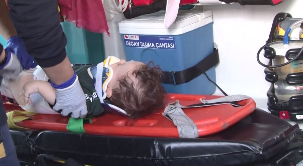 Otomobil yolun kenarına uçtu! Kazada anne ve baba hayatını kaybetti