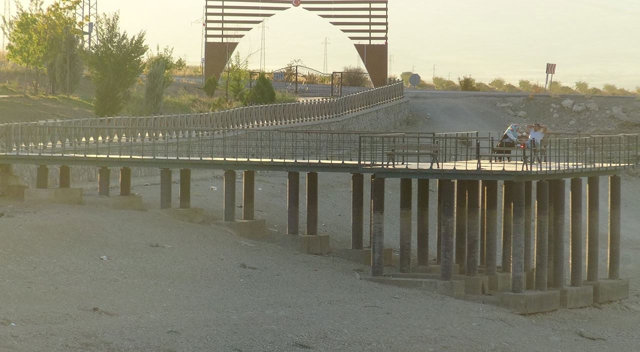 Kırkat Göleti’nde korkunç görüntü! Suyun ortasında bulunan tekne karaya oturdu