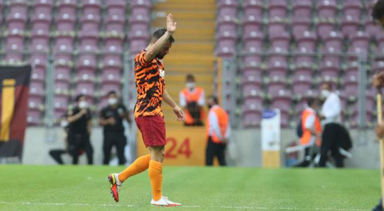 Galatasaray taraftarından Ömer Bayram’a tepki: Formasını yere attı