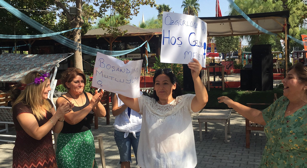 8 yıl sonra şiddet gördüğü eşiyle boşandı: ‘Erik Dalı’ oynayarak kutladı