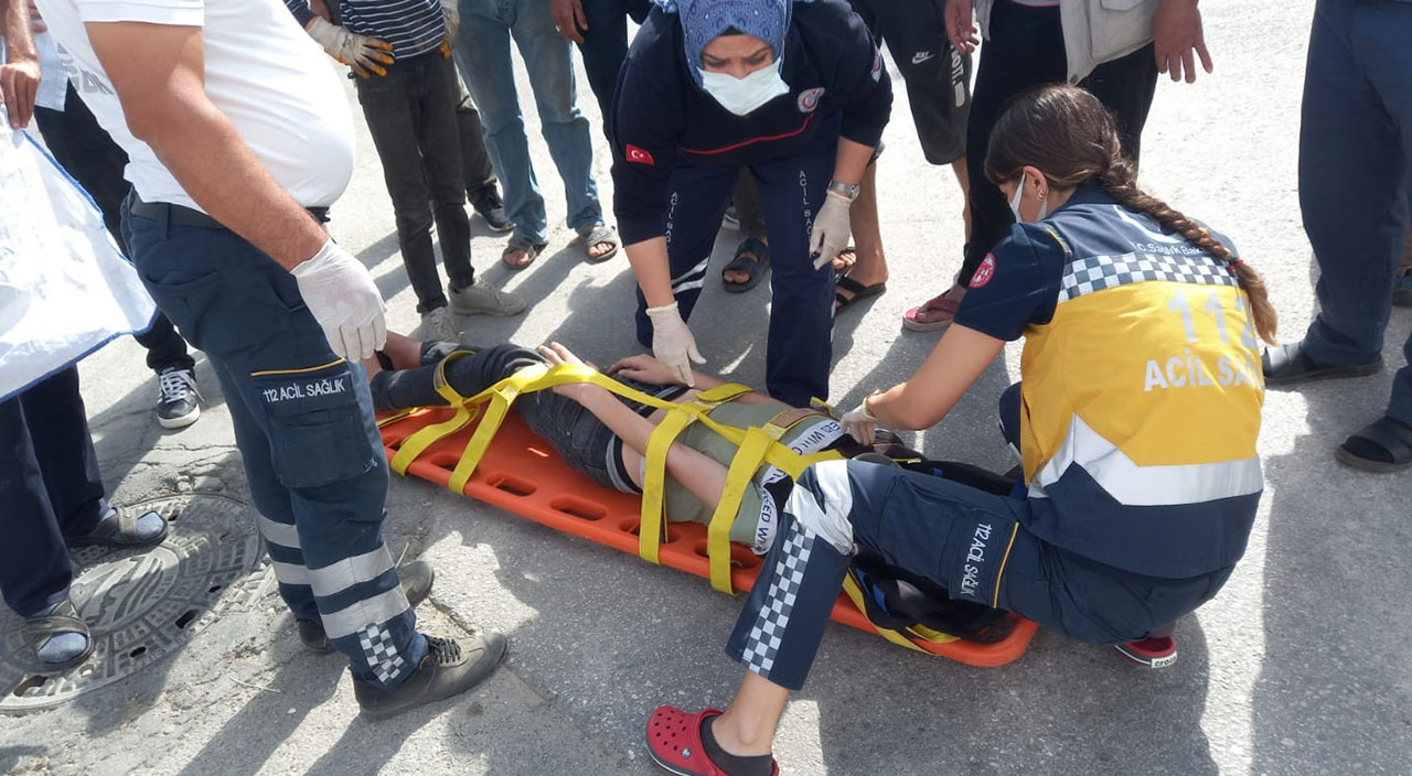 Yolun karşısına geçmeye çalışan çocuğa çarpıp kaçtı