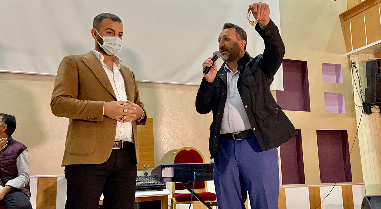 Bahçede 70 bin TL değerinde altın buldu! Sahiplerine teslim etti