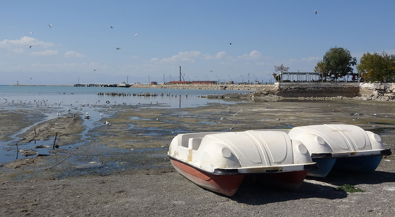 Kuraklık Van Gölü’nüde vurdu! Yüz yıllık iskele ortaya çıktı
