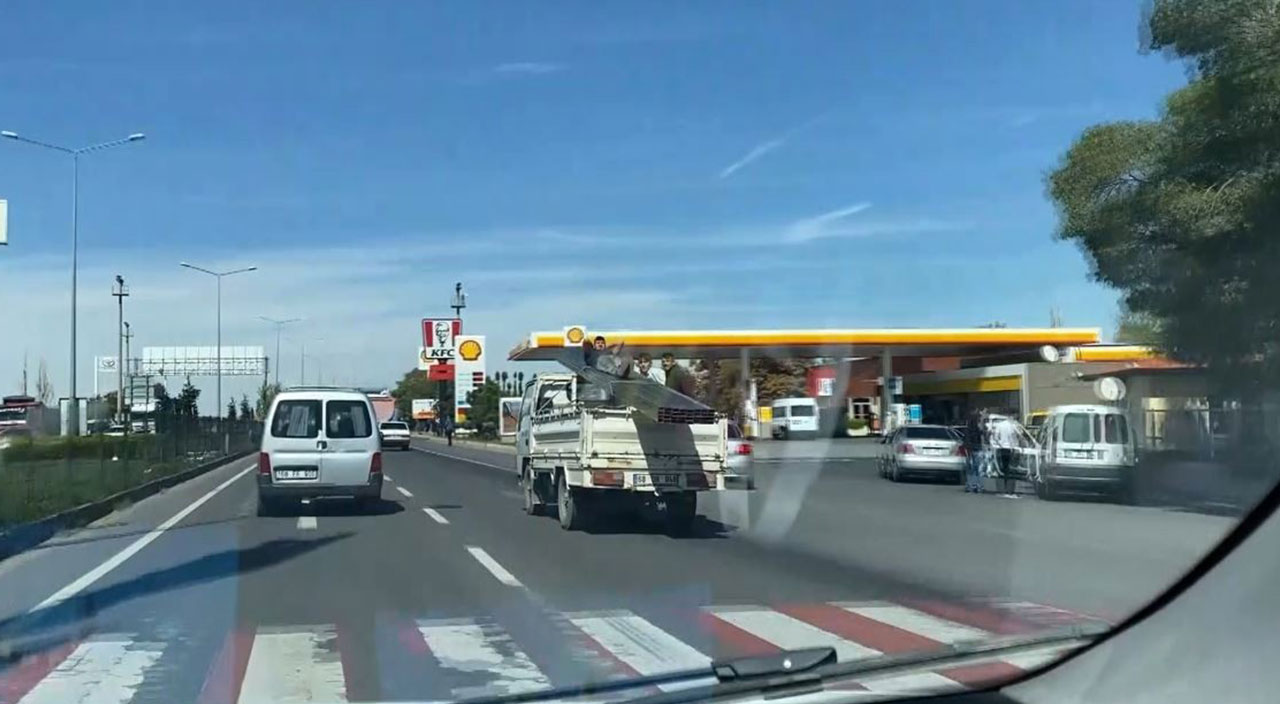 Canını hiçe saydı!  Kamyonet kasasında yürekleri ağza getiren yolculuk