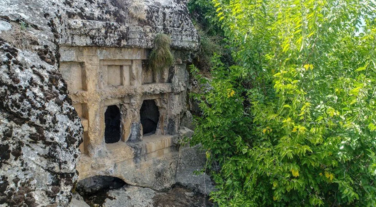 2 bin 500 yıllık tarihi mezarlar define uğruna yok oluyor!