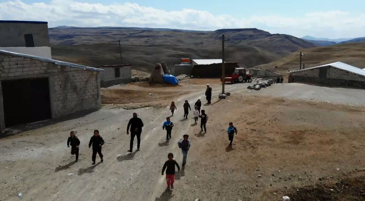 İlk kez drone gören çocukların şaşkınlığı kameralara yansıdı