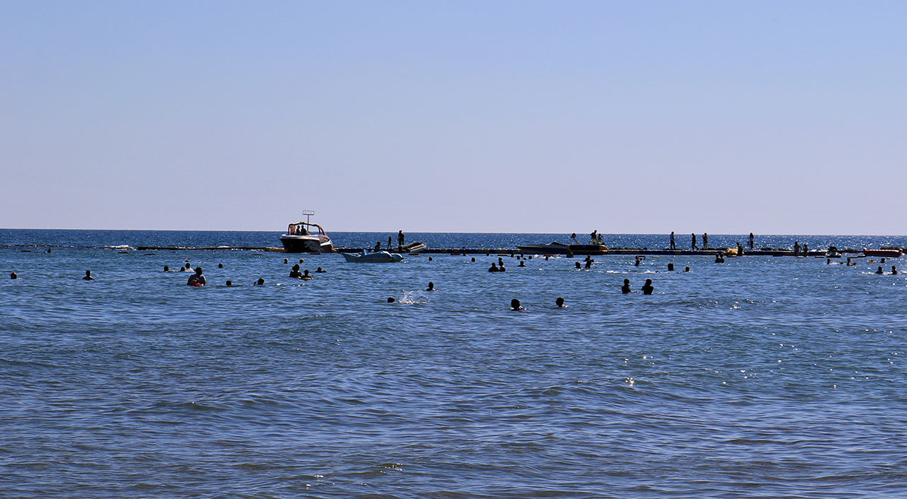 Kızkalesi’nde hava sıcaklığı 33 dereceyi buldu! Tatilciler sahillere akın etti