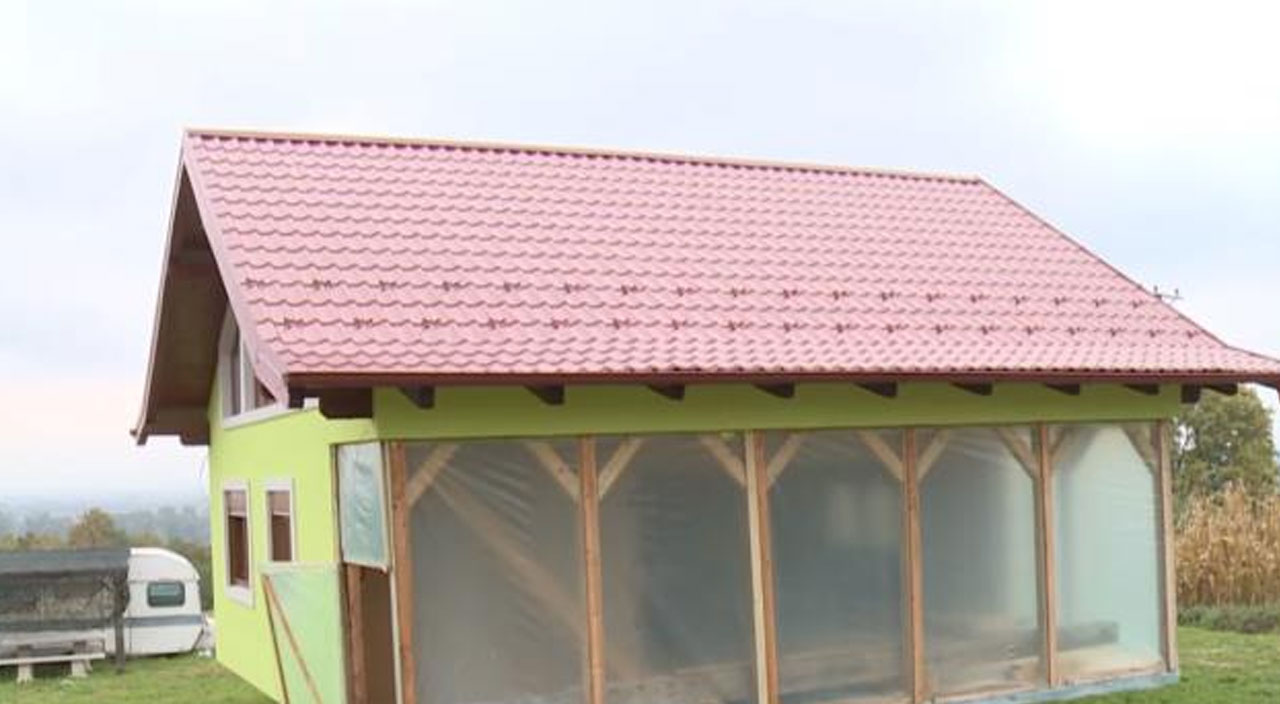 Eşini memnun edebilmek için 360 derece dönen ev inşa etti