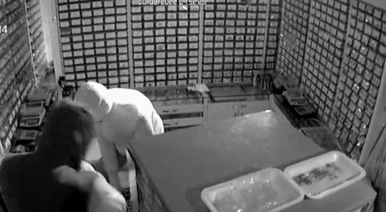 2,5 dakika 1 milyon TL çaldılar! Güvenlik kameralarına yakalandılar