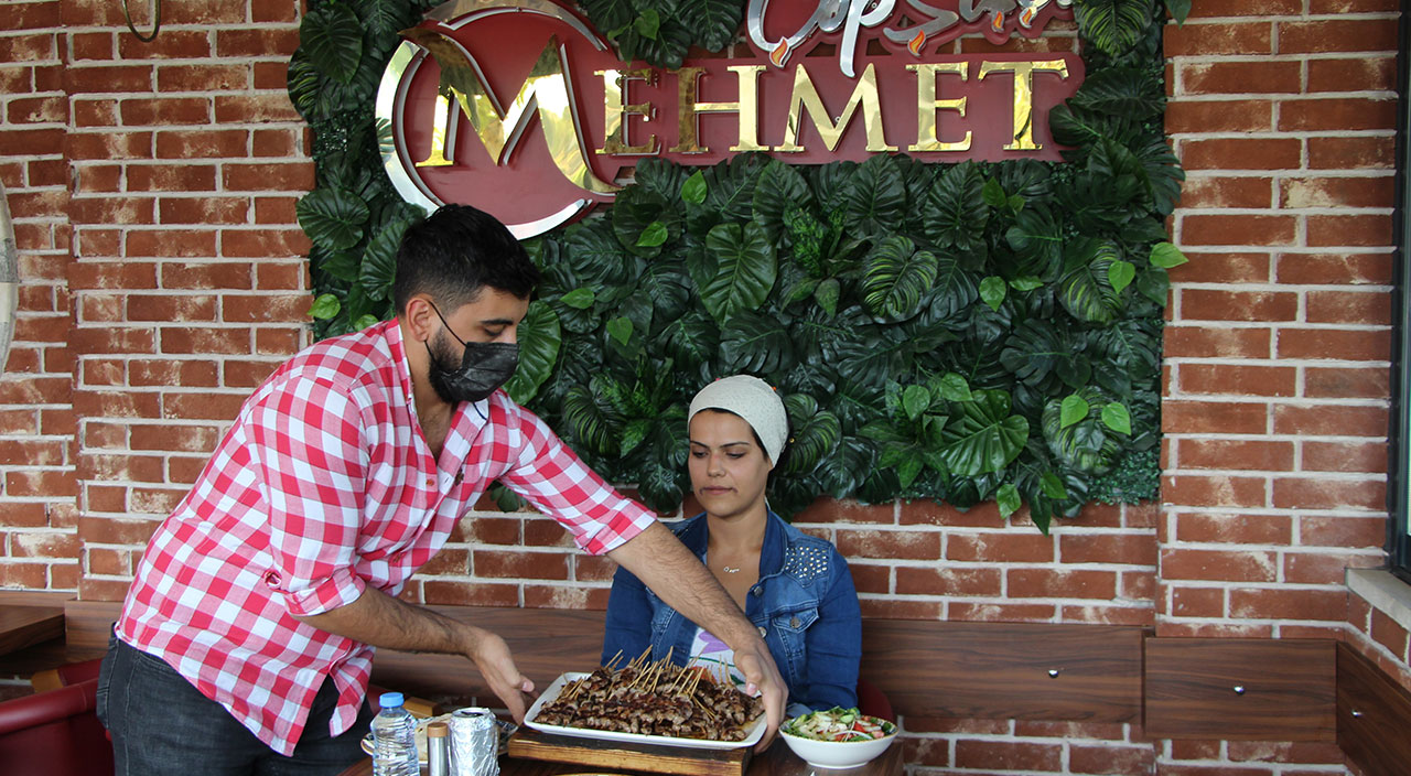 Yeni bir rekora imza attı! 37 dakikada 247 adet çöp şiş yedi