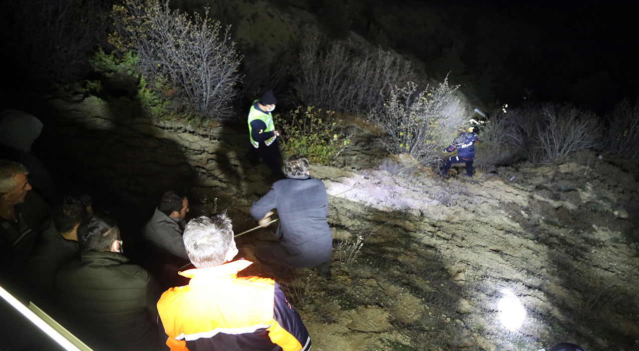 Kamyonet 100 metrelik uçurumdan yuvarlandı! 2 kişi öldü 1 kişi yaralandı