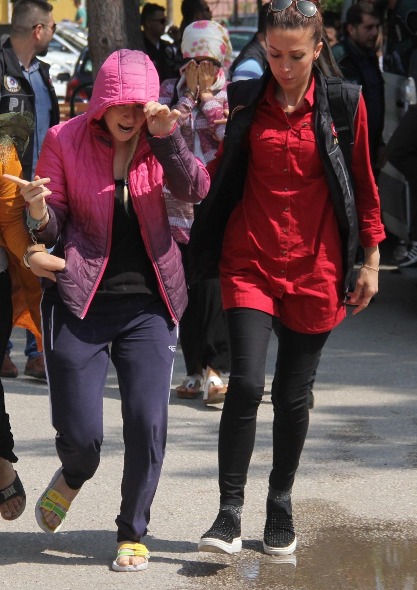 'Ana kraliçeyim ben' diyen torbacı kadın tutuklandı