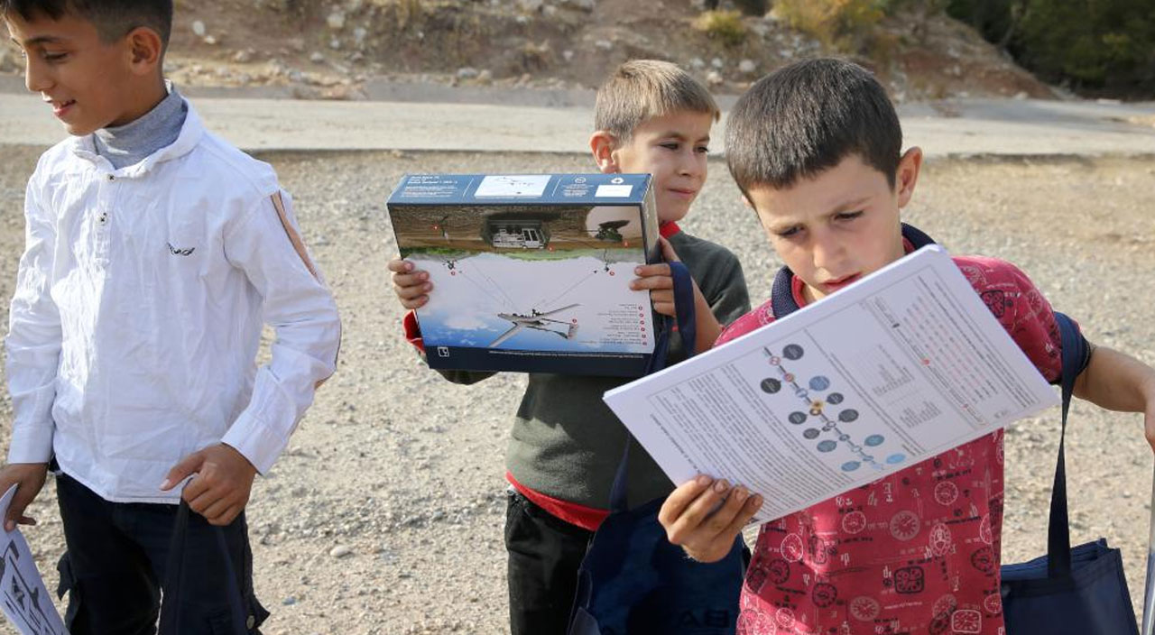 İlk uçuşlar bu köyde yapılmıştı! Baykar köyün sakinlerine İHA maketi hediye etti