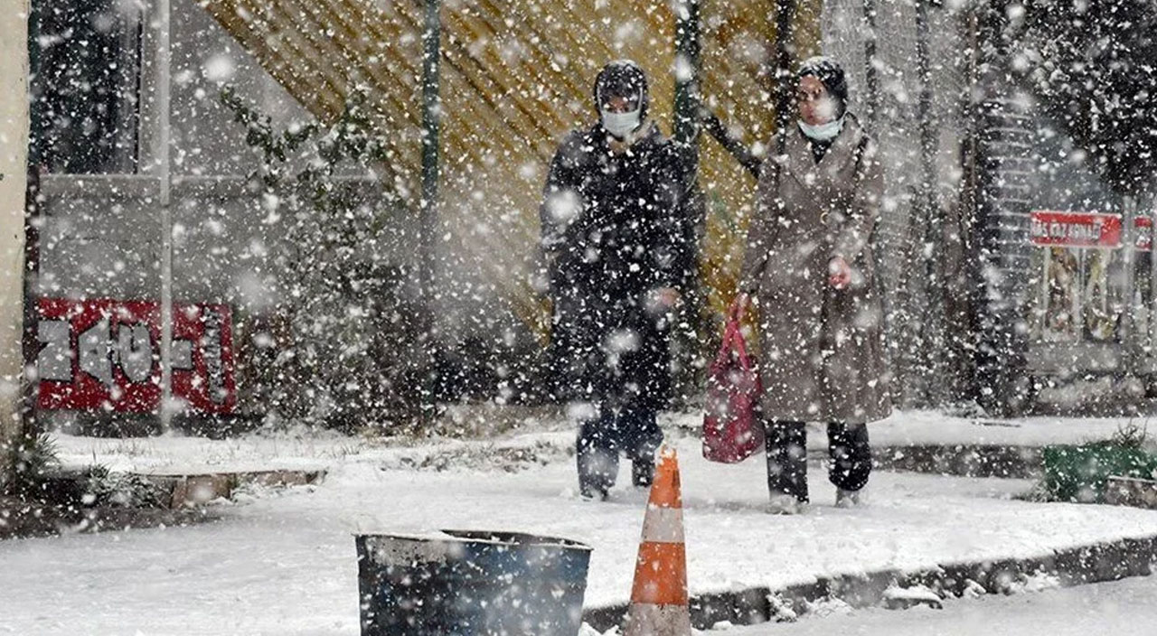 3 kent kar yağışı! Sürücüler zor anlar yaşadı