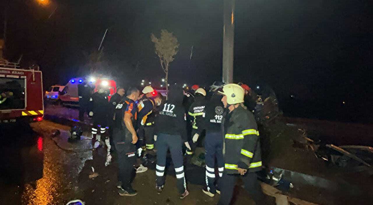 Adıyaman’da korkunç kaza! Direğe çarpan otomobildeki 2 kişi hayatını kaybetti