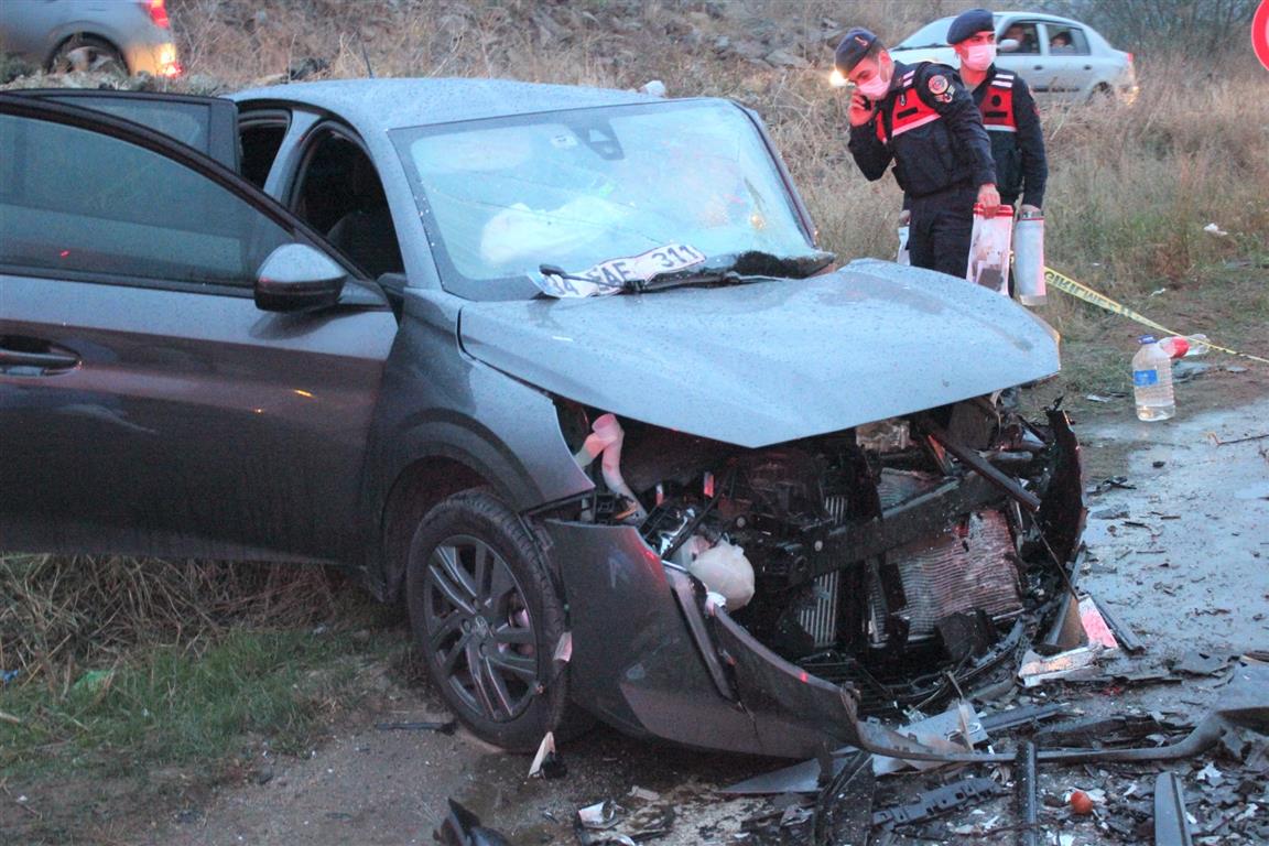 İzmir'de feci kaza: 3 ölü, 3 yaralı
