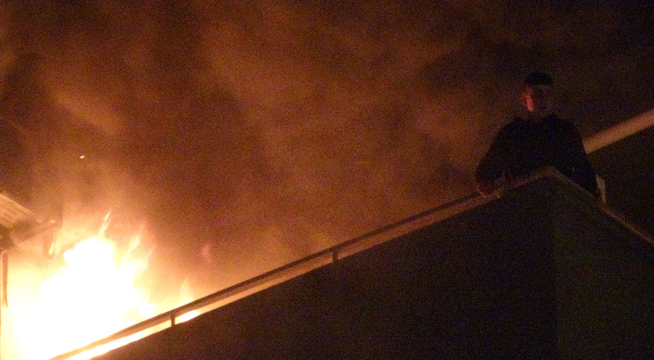 Sinir krizi geçirince evini ateşe verdi: Balkona çıkarak yangını seyretti