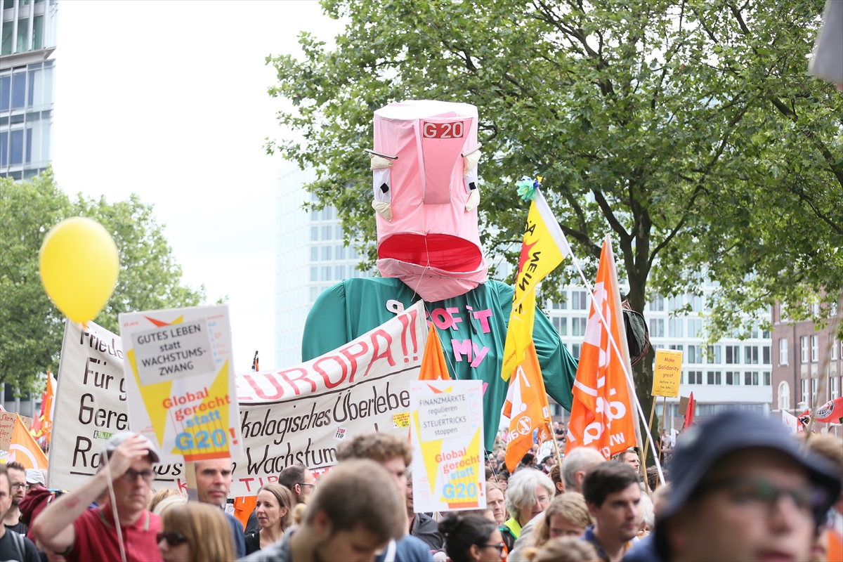 Terör örgütü PKK yandaşları Hamburg'da sokaklara çıktı