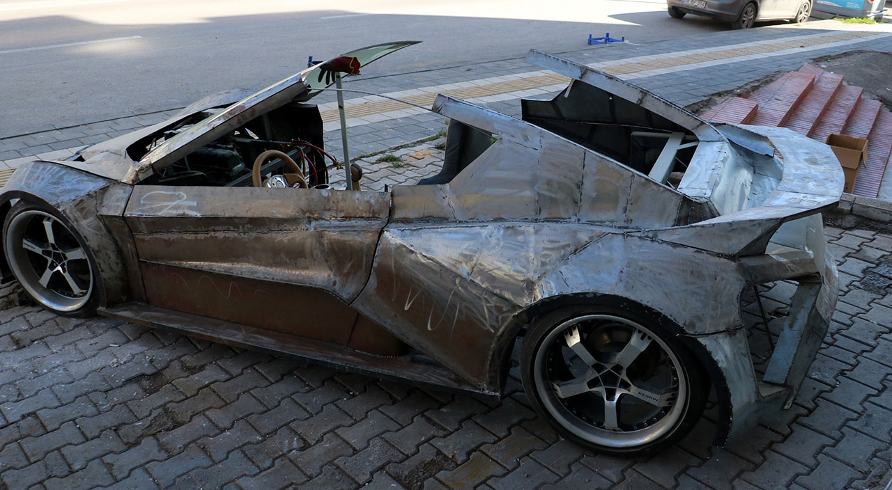 İnternetten gördü işe koyuldu: Asansör ustası kendi imkanlarıyla otomobil yaptı