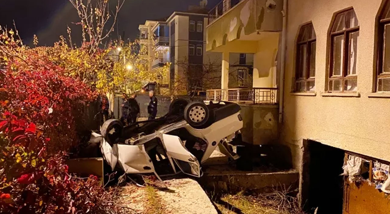 Seyir halindeki otomobil 3 katlı binanın bahçesine uçtu: 3 kişi yaralandı