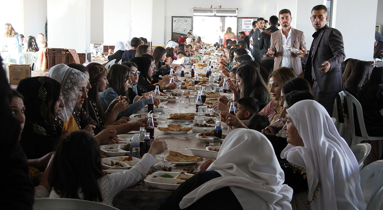 Aşiret düğününde servet saçtılar: Gelin ve damada 1 milyon 258 bin TL takıldı