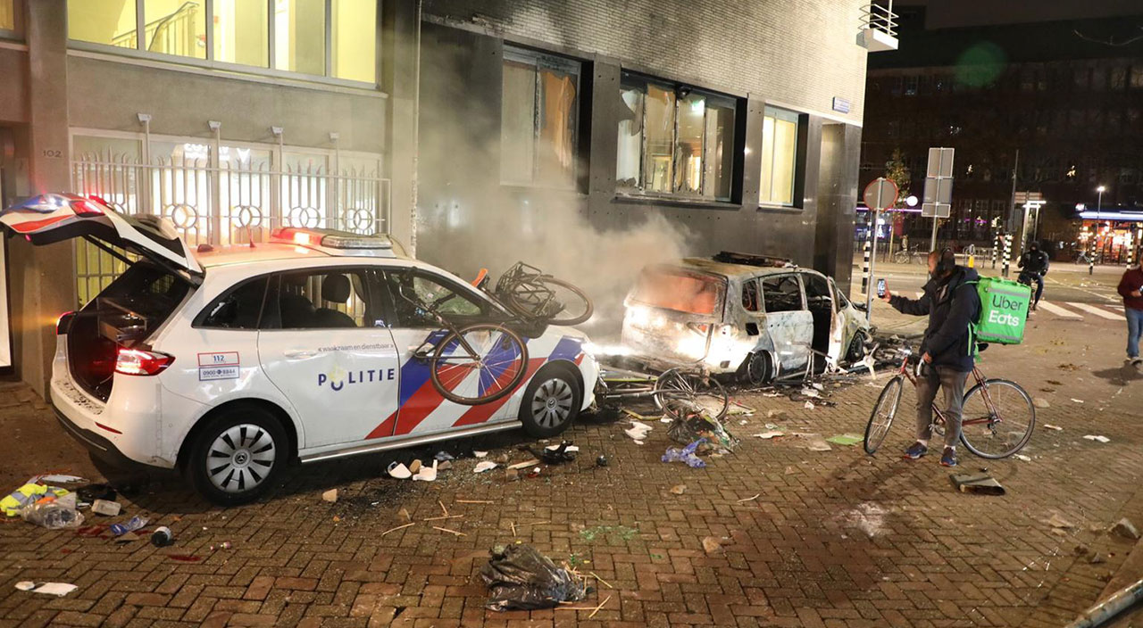 Hollanda'da alınan kısıtlama kararları halkı sokağa döktü: Araçlar ateşe verildi