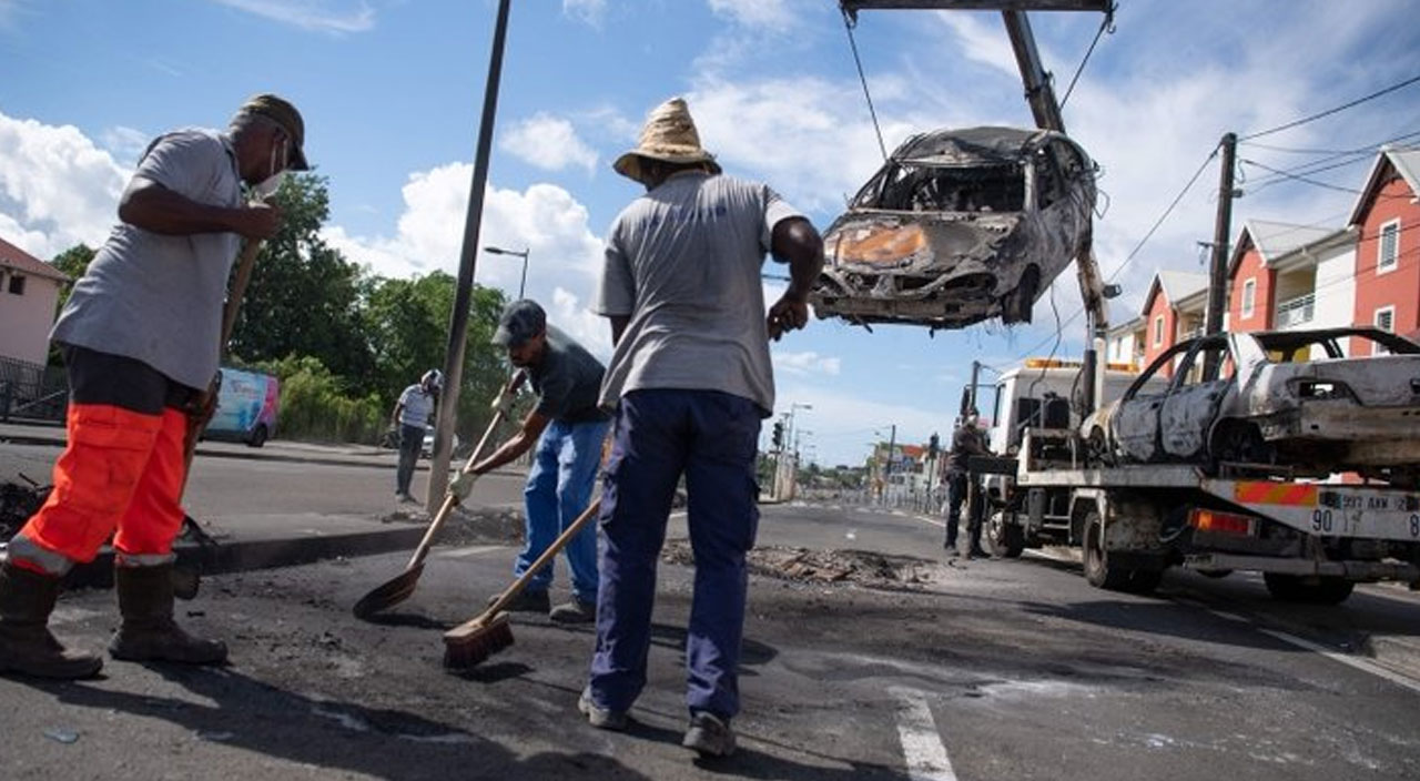 Fransa yangın yeri: Aşı karşıtı protestocular ortalığı savaş alanına çevirdi
