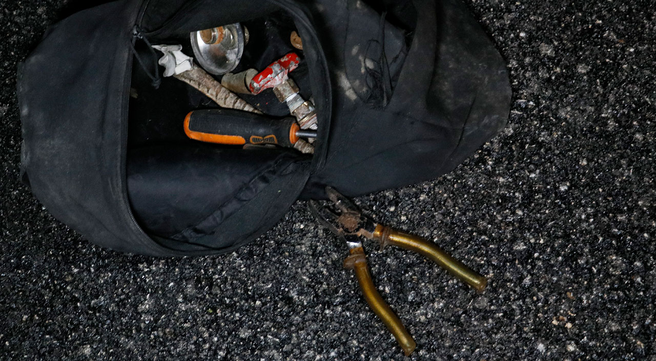 Köpeğin havlamasıyla yakalanan hırsıza meydan dayağı!