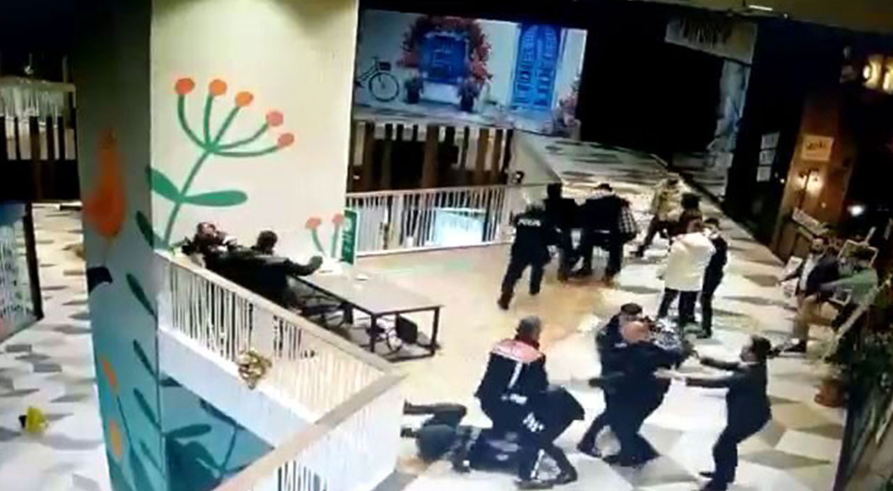 AVM savaş alanına döndü: Sandalye ve masalarla birbirlerine girdiler