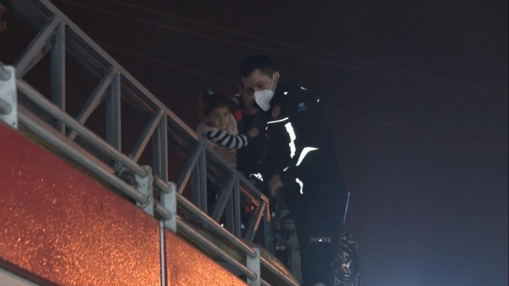 Antalya'da korkutan yangın, itfaiye ekipleri 6 çocuğu kurtardı
