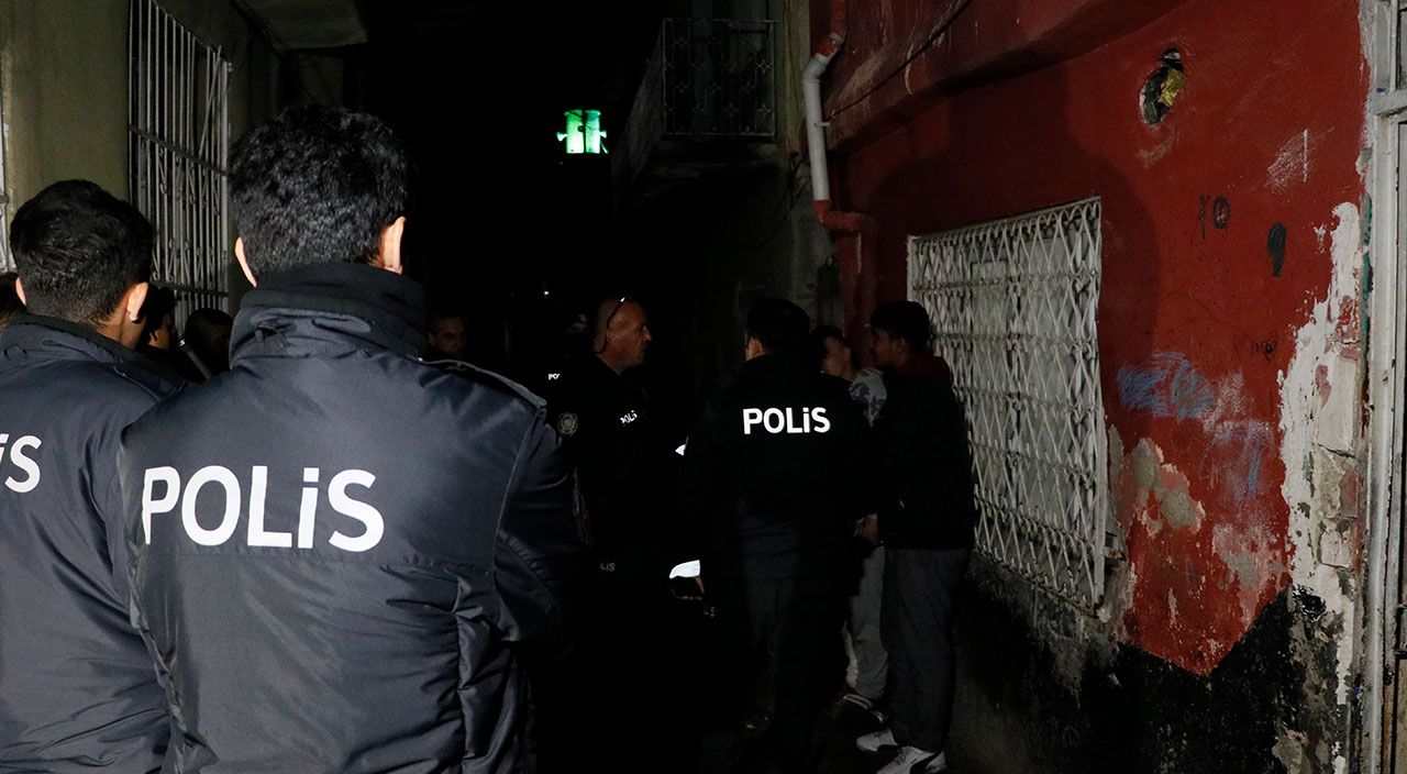 Uyuyor numarası yaptılar çatıda saklandılar: Polisten kaçmak için her yolu denediler