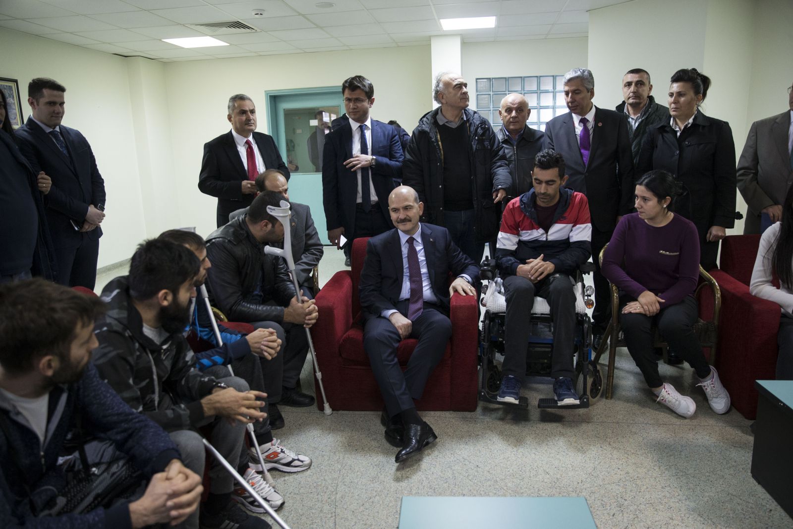 Bakan Süleyman Soylu'dan darbedilen gazilere ziyaret