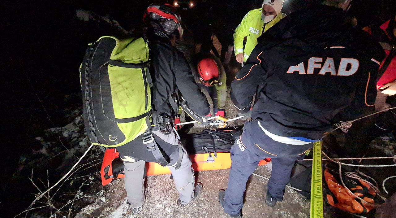 Yoldan çıkan otomobil 30 metrelik uçurumdan yuvarlandı: 2 kişi hayatını kaybetti