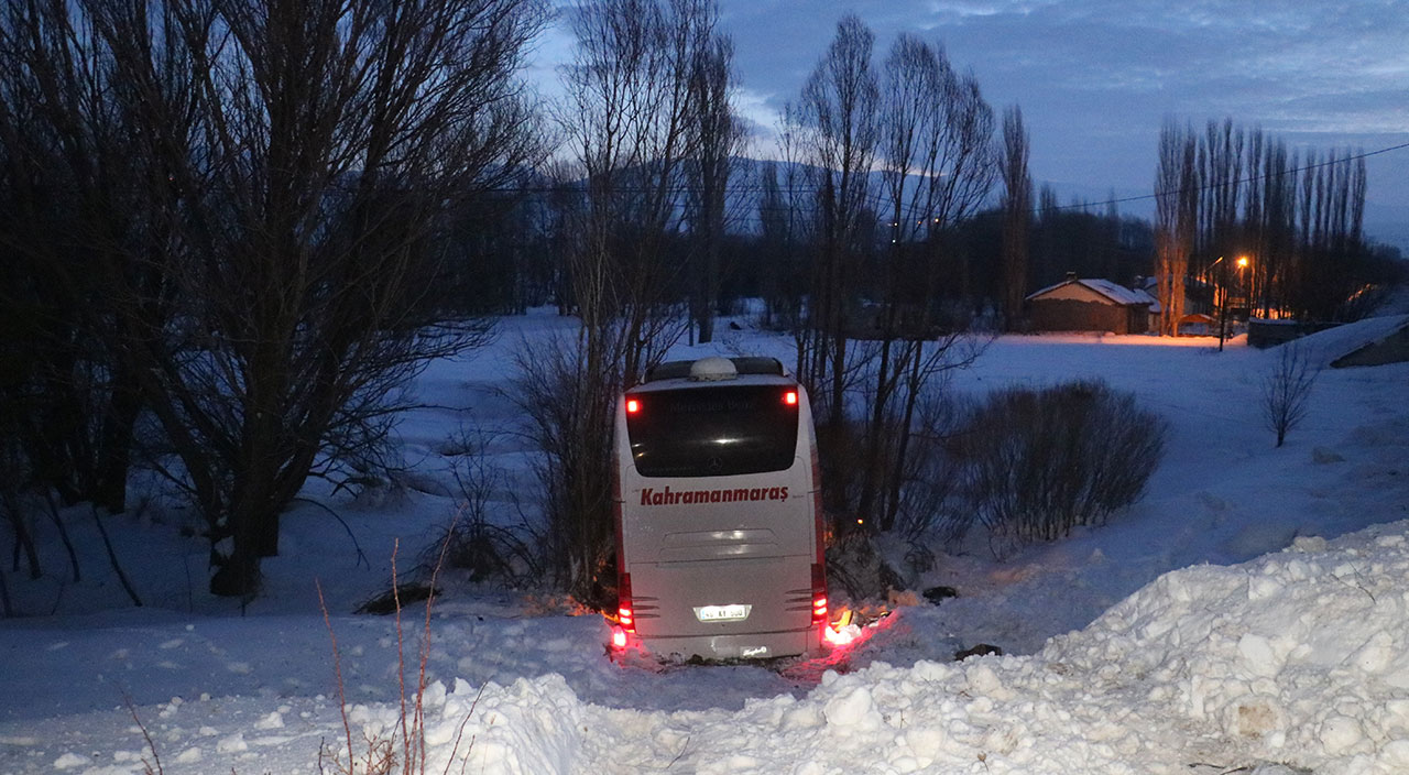 Sivas’ta yolcu otobüsü ile kamyonet çarpıştı: 2 ölü 19 yaralı var