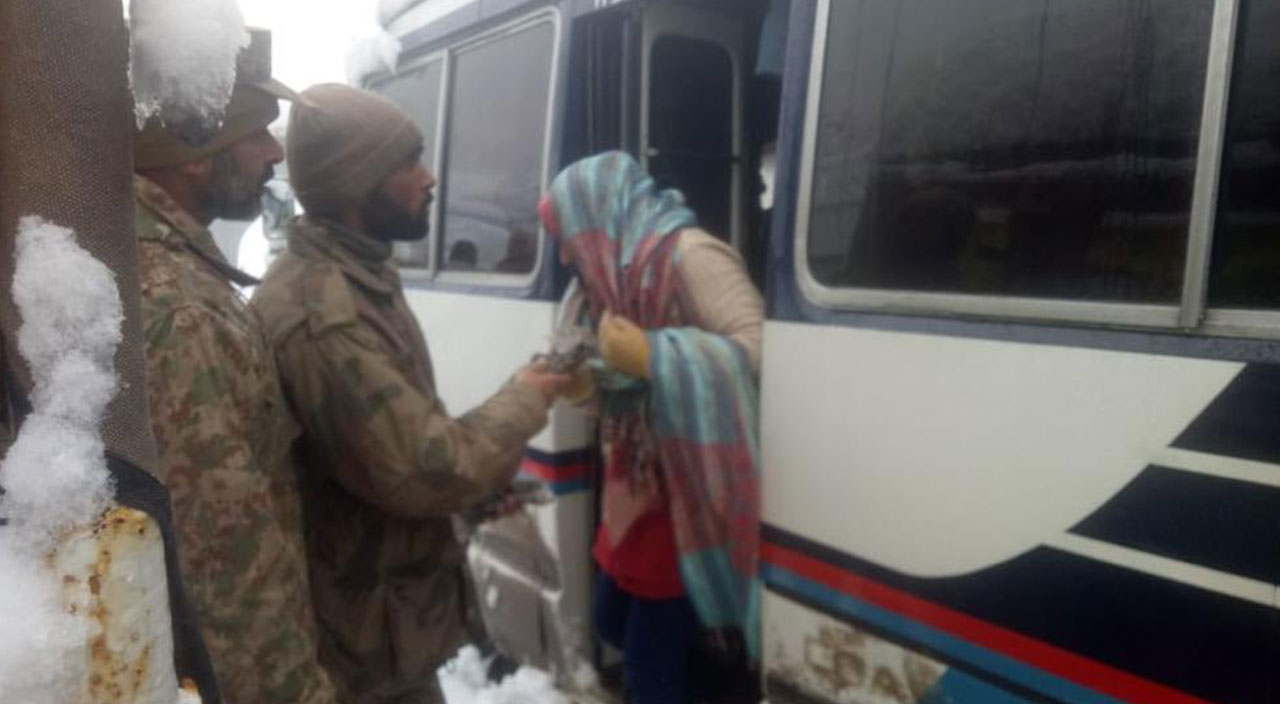 Pakistan’da kar faciası: Araçlarında mahsur kalan 21 kişi donarak öldü