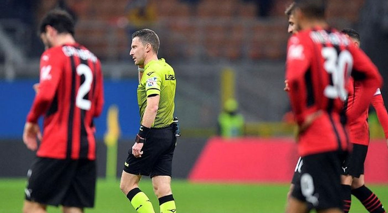 Hakem gözyaşlarına boğuldu: Hata yapan hakemi futbolcular teselli etti