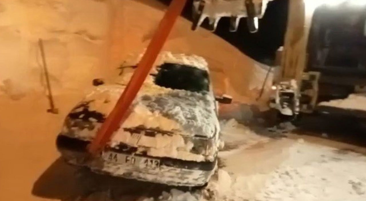 Malatya’da ilginç anlar! Sürücü bıraktığı aracını 5 metre karın altında buldu