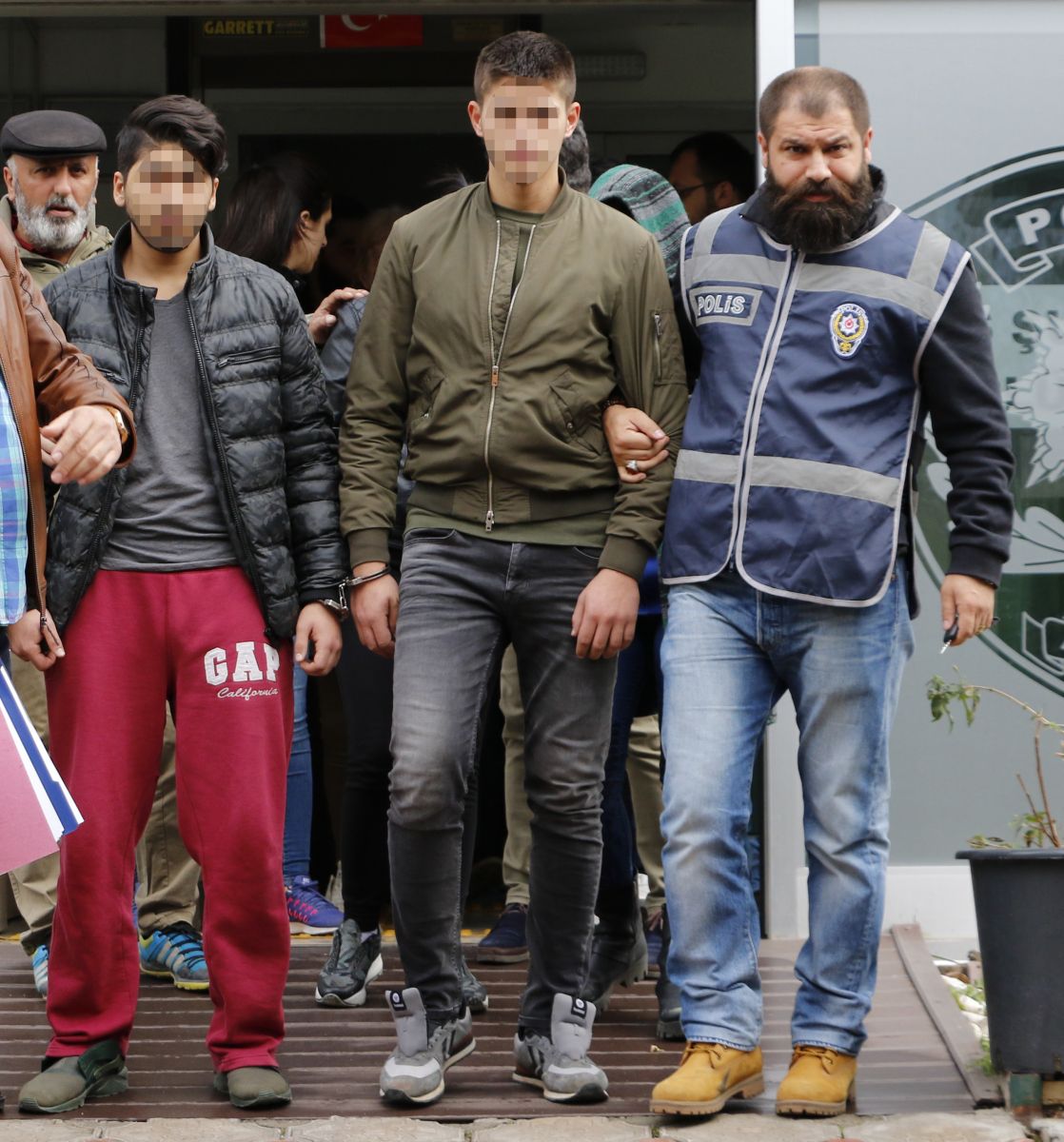 Eski sevgilisini kendisini rahatsız ediyor diye, 2 arkadaşına öldürttü
