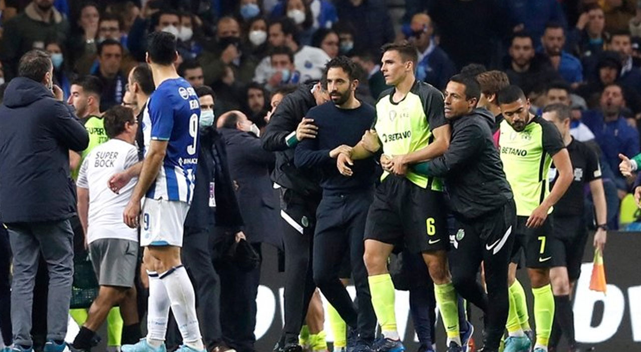 Liderlik maçında eski Beşiktaşlı ortalığı karıştırdı: 5 kırmızı kart çıktı