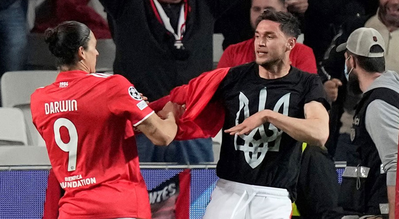 Ukraynalı yıldız futbolcudan Rusya’ya sert tepki! Armasıyla dünyaya mesaj verdi