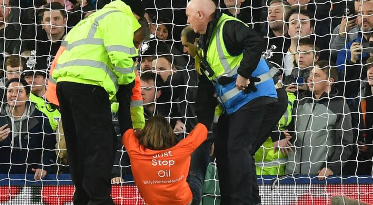 Premier Lig’de eşi görülmemiş protesto! Kendini kale direğine kelepçeledi